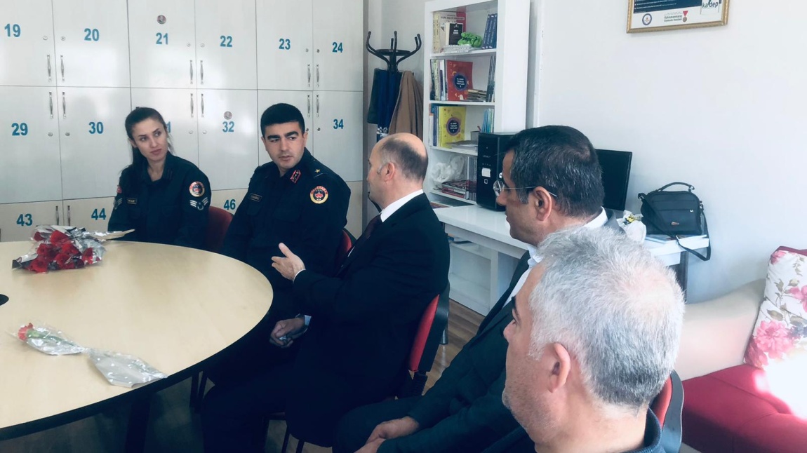 Elbistan İlçe Jandarma Karakol  Komutanı ve beraberindeki heyet 24 Kasım Öğretmenler Günü münasebetiyle okulumuzu ziyaret ettiler. 